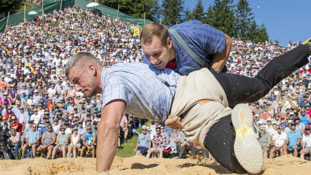 Im Vorjahr endete das Duell zwischen Samuel Giger (links) und Joel Wicki auf der Rigi gestellt. Nun kommt es im ersten Gang des Jubiläumsschwingfests in Appenzell zur Revanche