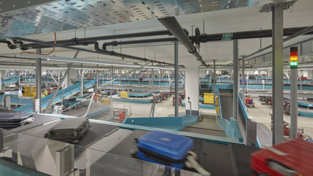 Der Flughafen Zürich nimmt schrittweise eine neue Gepäcksortieranlage in Betrieb.