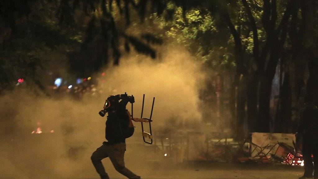 Nach dem Gedenkmarsch kam es in Athen zu Ausschreitungen, bei denen Brandbomben geschleudert wurden.