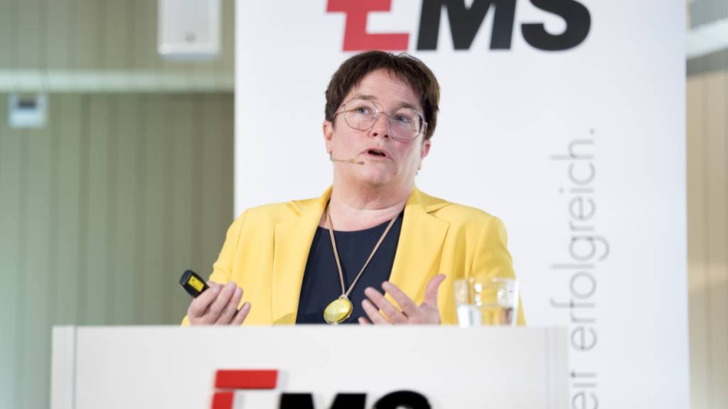 Die von Magdalena Martullo-Blocher geführte Ems-Chemie hat im ersten Quartal weniger umgesetzt, bestätigt aber die Jahresprognose. (Archivbild)