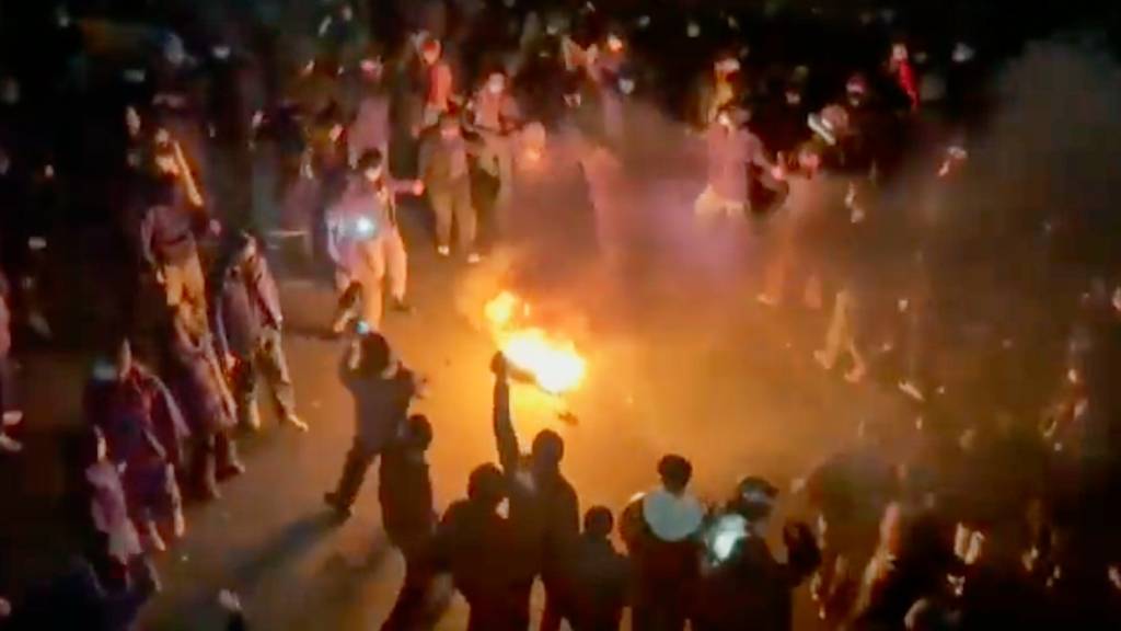 HANDOUT - Demonstranten um ein Feuer in Teheran. Foto: Uncredited/VALIDATED UGC/AP/dpa (Archivbild)