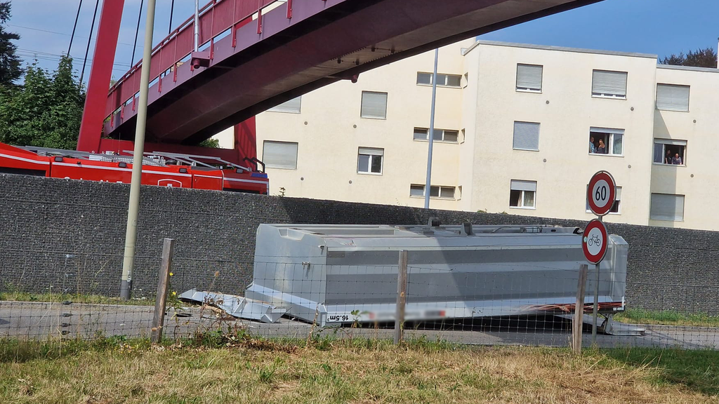 Lastwagen kracht in Brücke – Mulde bleibt auf Strasse liegen