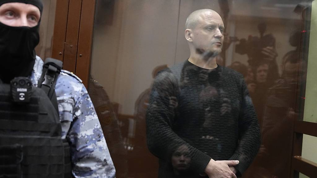 Sergej Udalzow, russischer, linker, politischer Aktivist, steht hinter Glas in einem Gerichtssaal. Foto: Alexander Zemlianichenko/AP/dpa