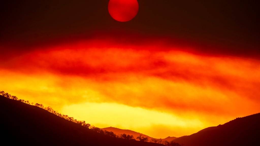 dpatopbilder - Der Rauch des Gifford-Feuers füllt den Himmel, während die Sonne über dem Los Padres National Forest untergeht. Foto: Noah Berger/AP/dpa