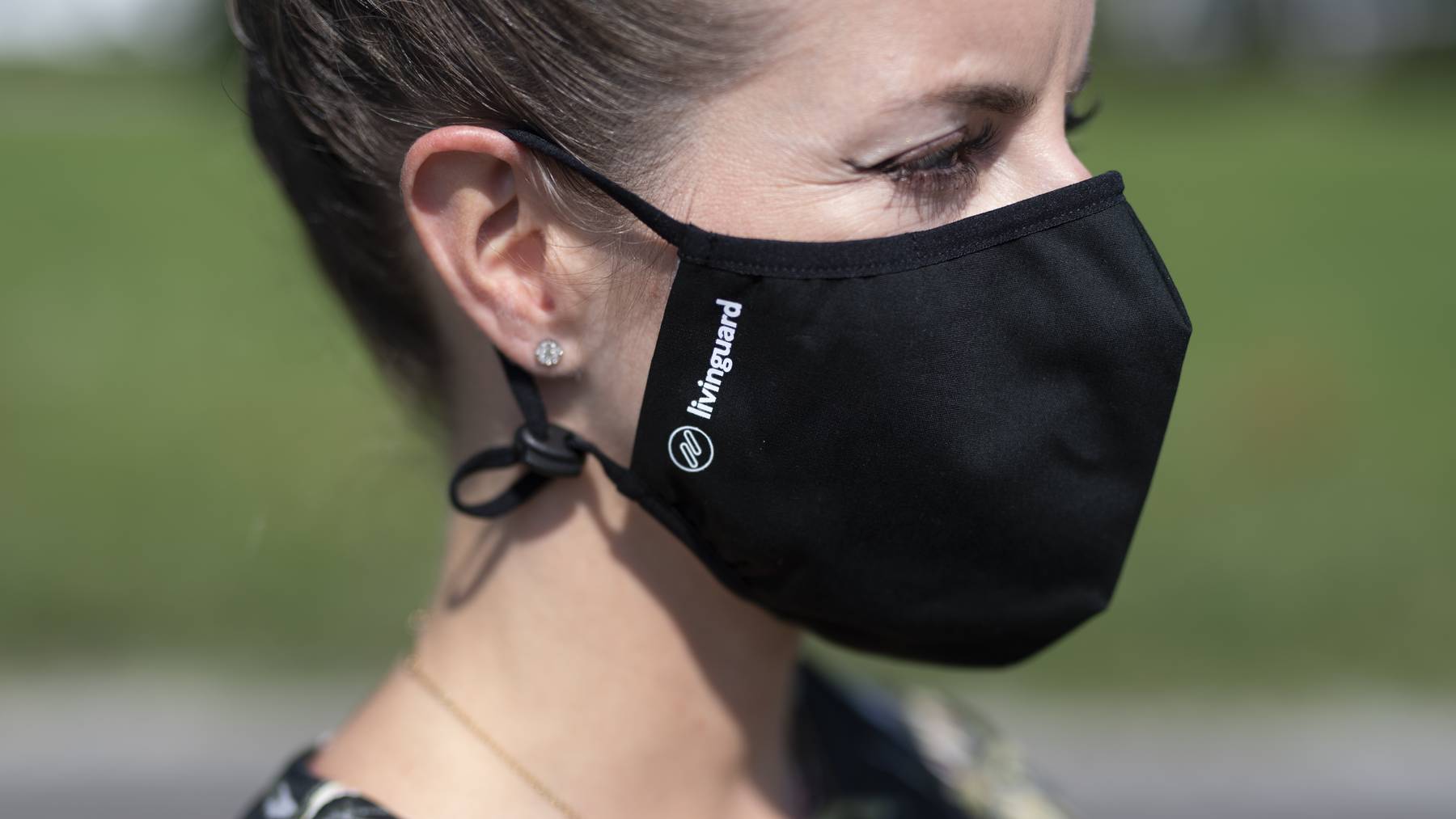 Eine Mitarbeiterin von Livinguard posiert mit Schutzmaske, aufgenommen am Dienstag, 11. August 2020, in Gams. Eine spezielle Beschichtung soll COVID-19 Viren zerstoeren.