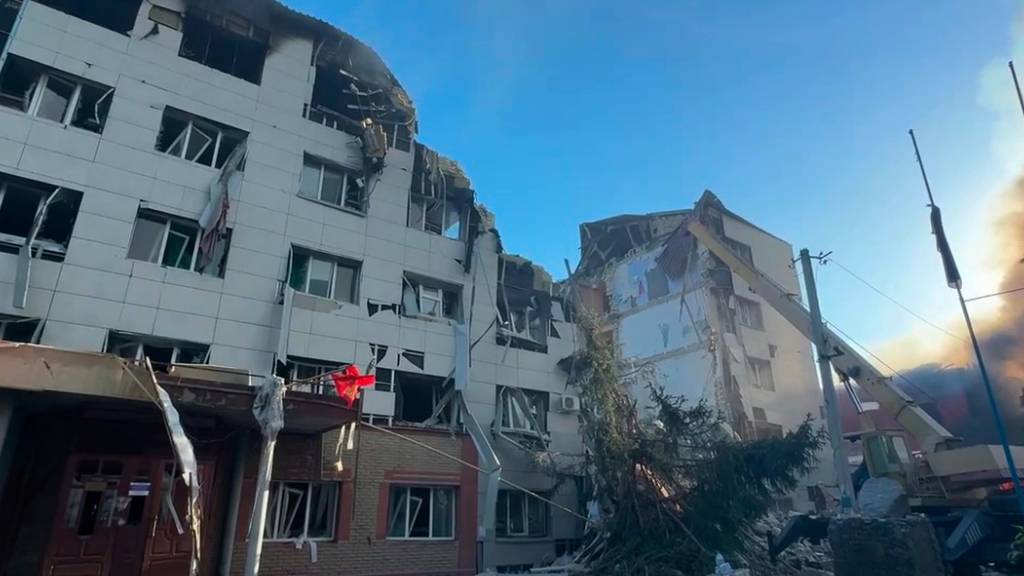 HANDOUT - Dieses Bild aus einem Video, das vom Telegramm-Kanal des russischen Katastrophenschutzministeriums am Freitag, den 22. Mai 2026, veröffentlicht wurde, zeigt ein von ukrainischen Drohnen beschädigtes Gebäude eines Studentenwohnheims in Starobilsk, Ukraine. Foto: Uncredited/Russian Emergency Ministry Press Service/AP/dpa