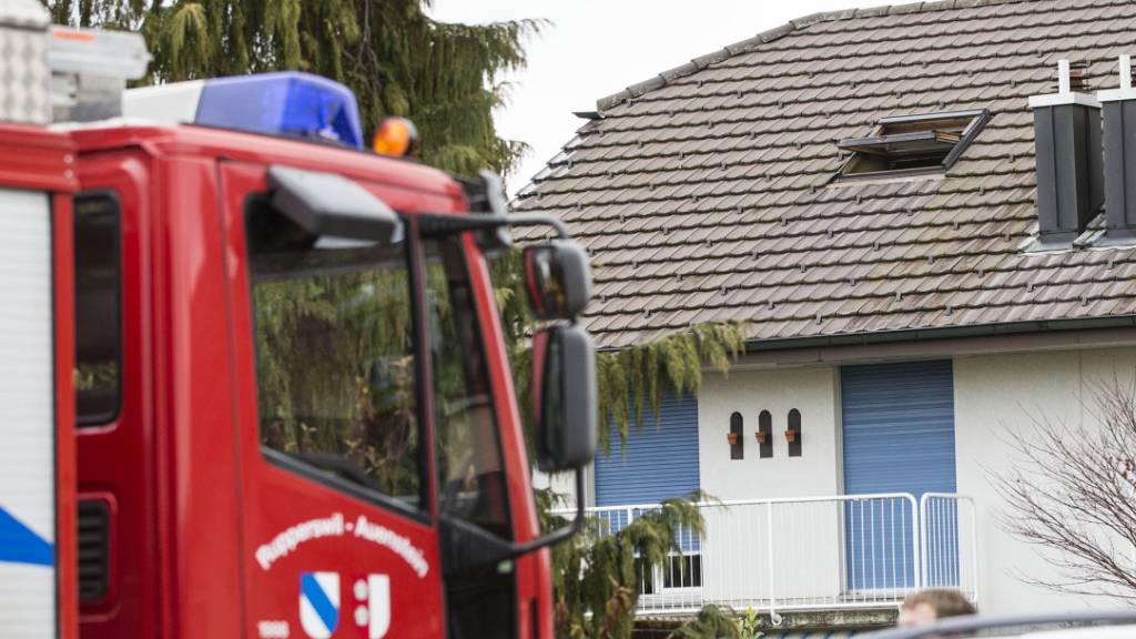 In diesem Haus in Rupperswil AG wurden am 21. Dezember 2015 vier Menschen brutal ermordet. Der Mörder, ein heute 37-jährige Schweizer aus der Nachbarschaft, wurde zu einer lebenslänglichen Freiheitsstrafe mit anschliessender Verwahrung verurteilt.