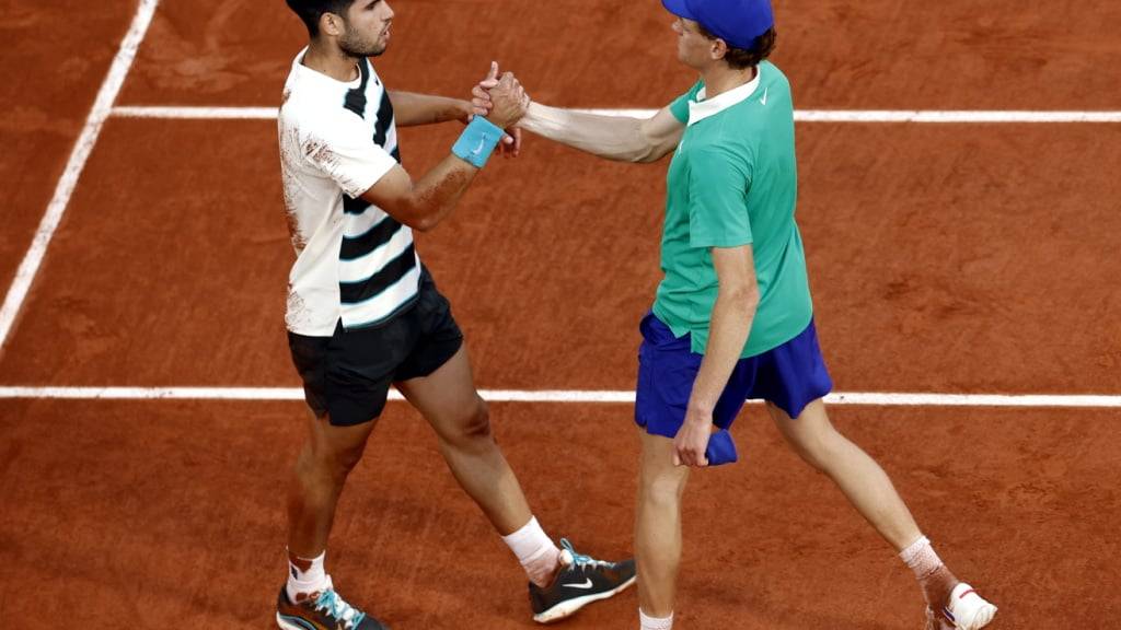 Carlos Alcaraz und Jannik Sinner stehen sich einen Monat nach dem fantastischen French-Open-Endspiel auch im Wimbledon-Final gegenüber