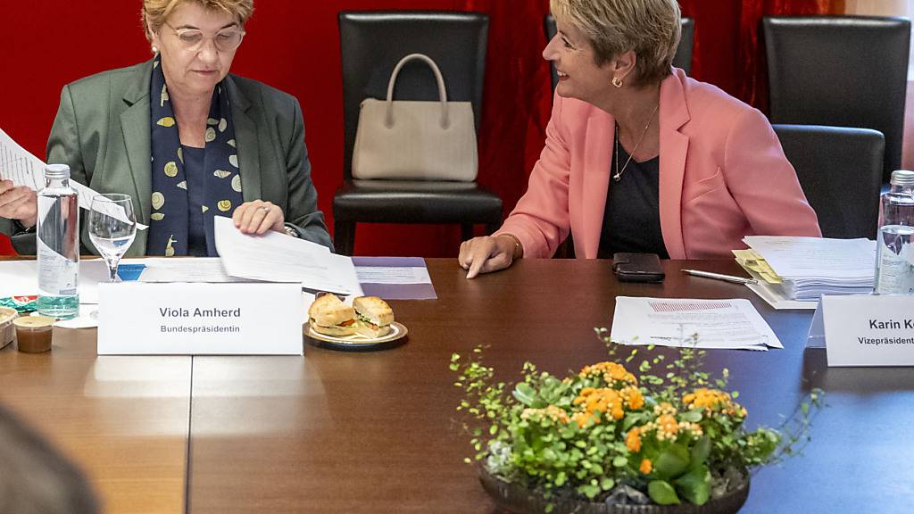 Bundesrätin Karin Keller-Sutter (rechts) und Bundespräsidentin Viola Amherd haben  mit Vertretern der Parteien die anstehenden Aufgaben- und Subventionsüberprüfungen besprochen.