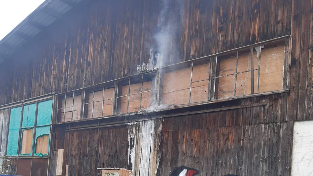 Brand in einer Lagerhalle in Menziken