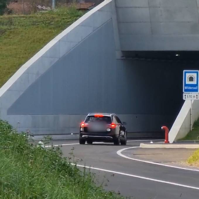 Eröffnung erst am Samstag – Auto fährt in Wilderswil schon über neue Strasse 