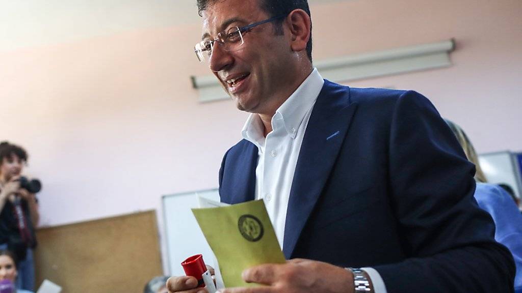 Der Istanbuler Oppositionskandidat Ekrem Imamoglu bei der Stimmabgabe für die erneute Bürgermeisterwahl.