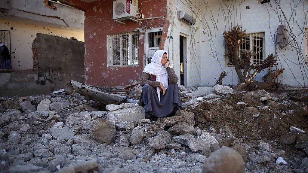 Ein Frau sitzt inmitten der Trümmer ihres zerstörten Hauses in Cizre. Nach wochenlangen Kämpfen ist das Ausgehverbot in der Stadt aufgehoben worden.