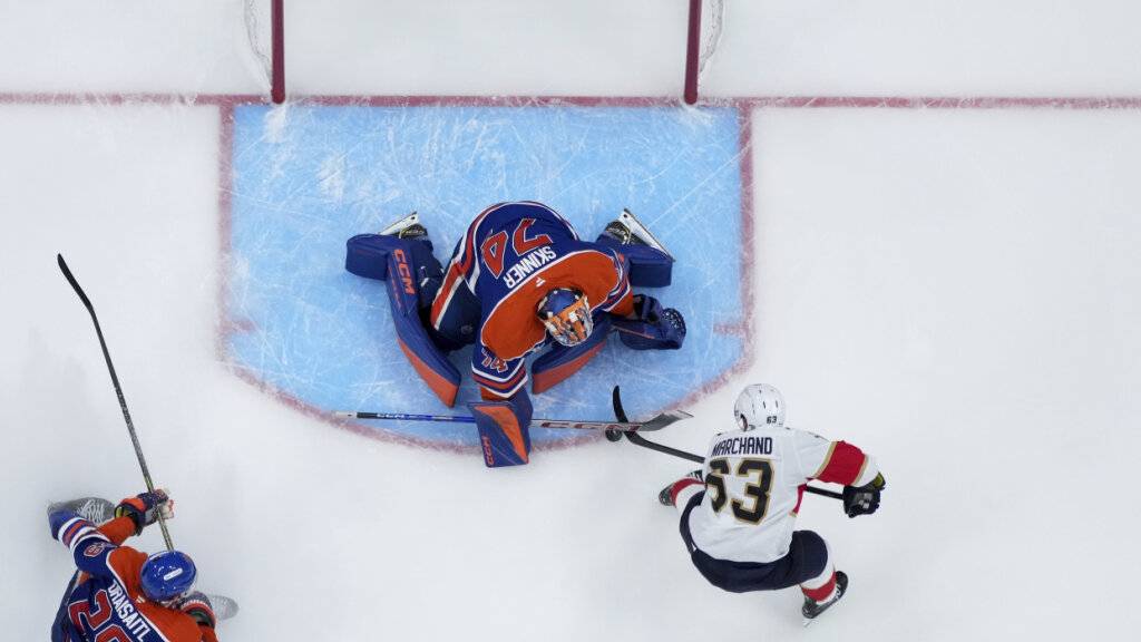 Die späte Entscheidung in Edmonton: Brad Marchand (Nummer 63) bezwingt Edmontons Goalie Stuart Skinner in der zweiten Verlängerung zum Siegtor