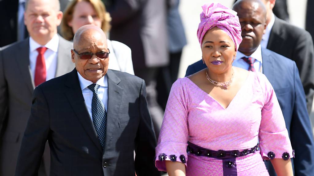 Jacob Zuma (l), Ex-Präsident von Südafrika, und seine Frau Tobeka Madiba-Zuma beim G-20-Gipfel 2017 in Hamburg. (Archiv)
