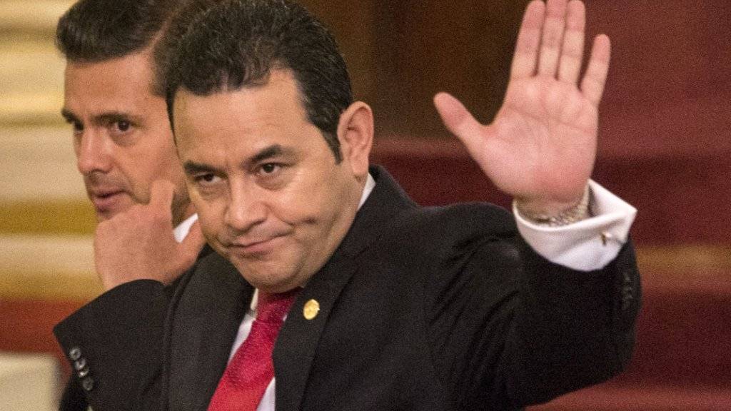 Guatemalas Präsident Jimmy Morales muss sich voraussichtlich wegen des Brandes eines Jugendheimes in seinem Land verantworten. (Archivbild)