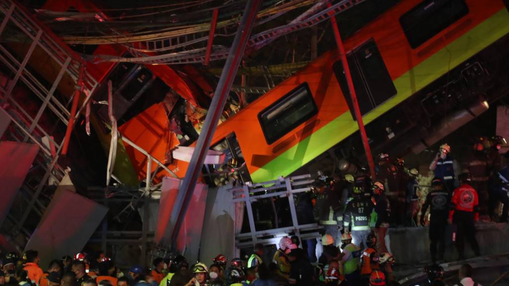 Rettungskräfte stehen am Unfallort, nachdem eine U-Bahnbrücke zum Teil eingestürzt ist. In Mexiko-Stadt ist eine U-Bahnbrücke zum Teil eingestürzt und eine Bahn dabei verunglückt. Foto: Valente Rosas/El Universal via ZUMA Wire/dpa