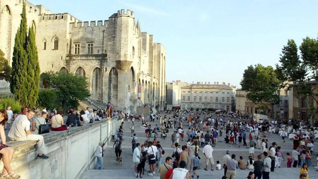 Auf dieser Freilichtbühne vor dem Papstpalast in Avignon sollen bald mehr Schweizer Produktionen gezeigt werden (Archiv).