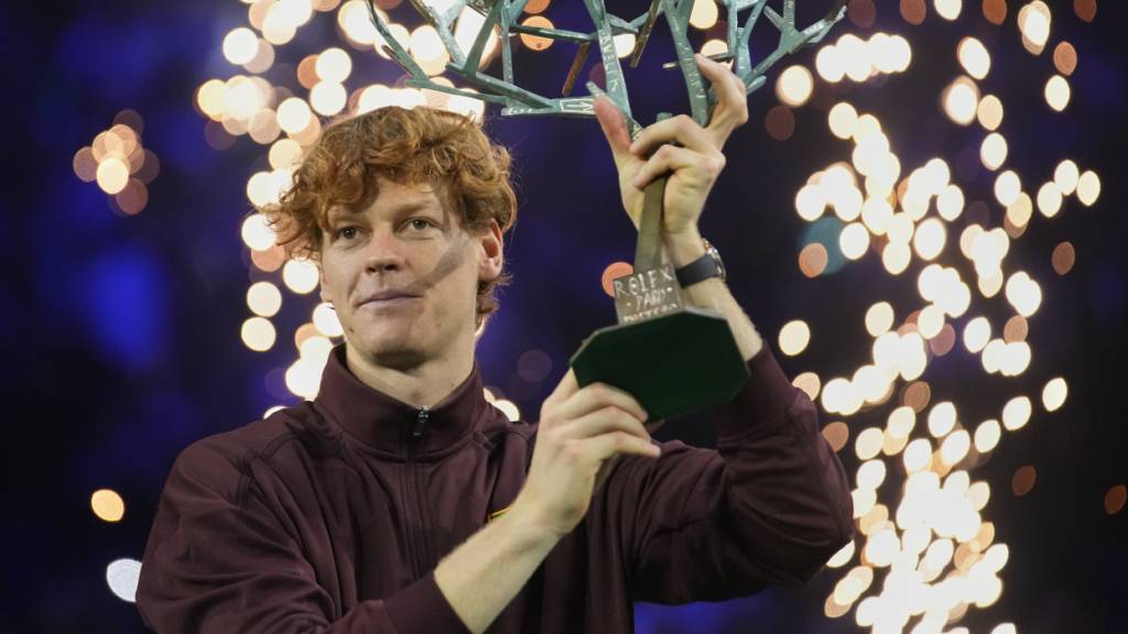 Jannik Sinner hält den Siegerpokal in die Höhe