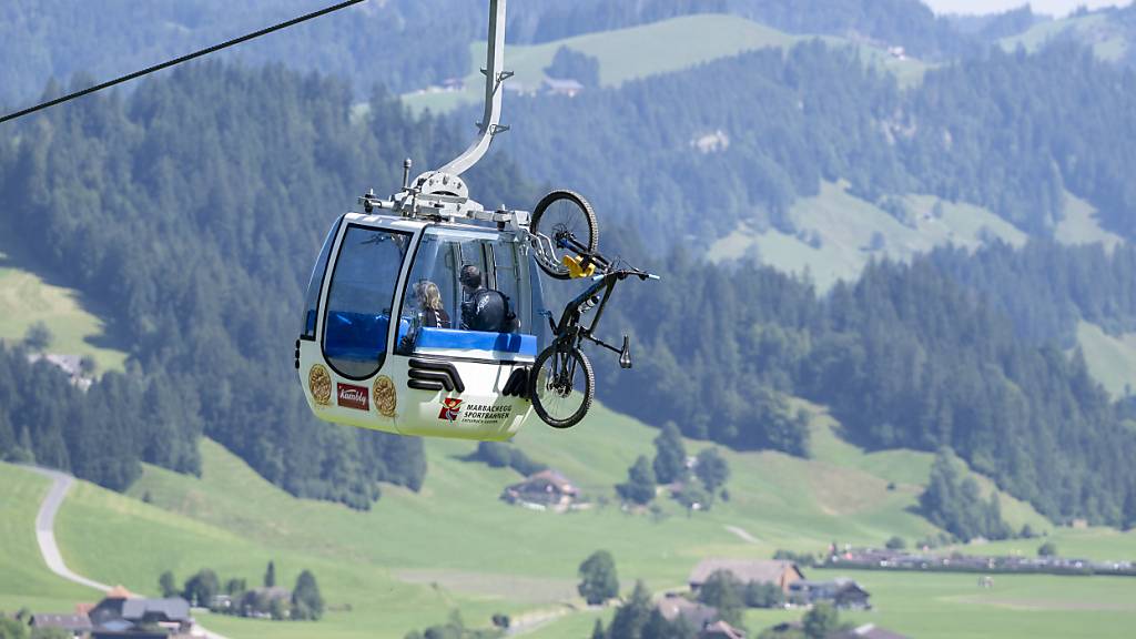 Ein Biker ist mit einer Gondel der Sportbahnen Marbachegg unterwegs. (Archivaufnahme)