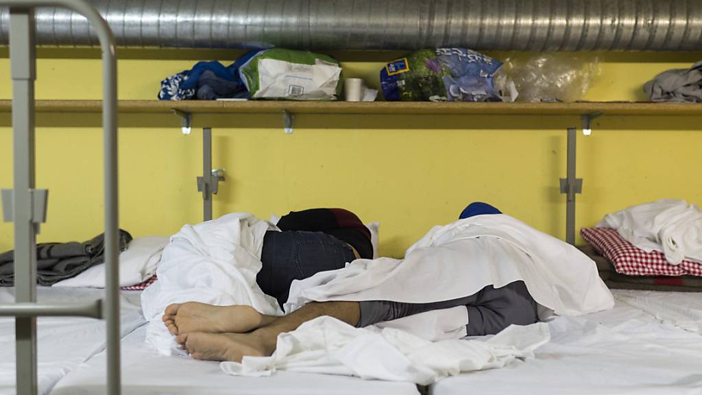 Der Bundesrat hat am Freitag entschieden, dass Asylsuchende bei Kapazitätsengpässen weiterhin in Zivilschutzanlagen untergebracht werden können. (Archiv)