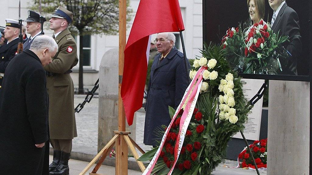 Jaroslaw Kaczynski (l.) gedenkt in Warschau des Todes seines Zwillingsbruder und der weiteren Absturzopfer des Unglücks von Smolensk.