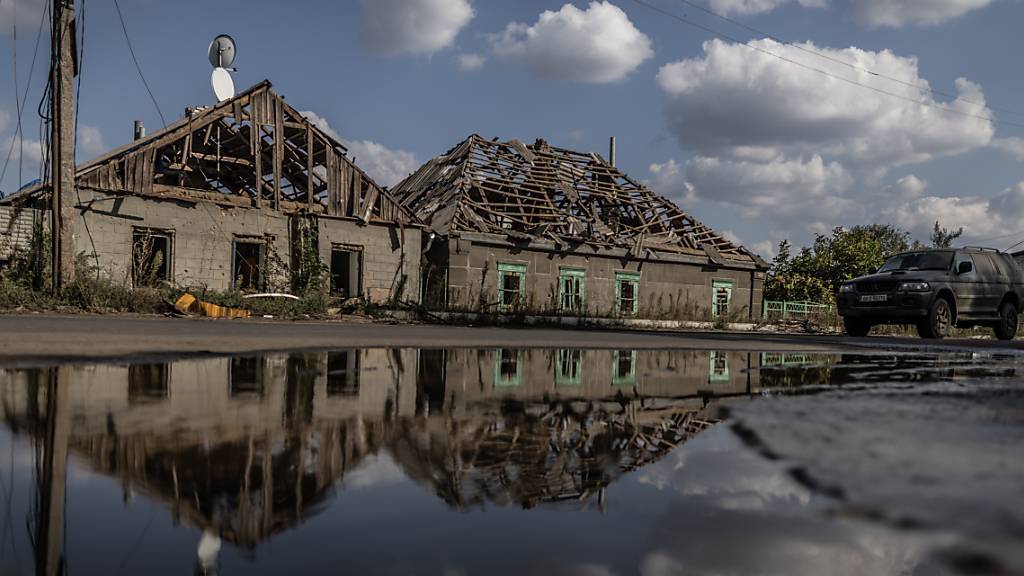 Diese Häuser in der kleinen Stadt Orichiw im Süden der Ukraine wurden durch die anhalten Kämpfe fast völlig zerstört. Foto: Oliver Weiken/dpa