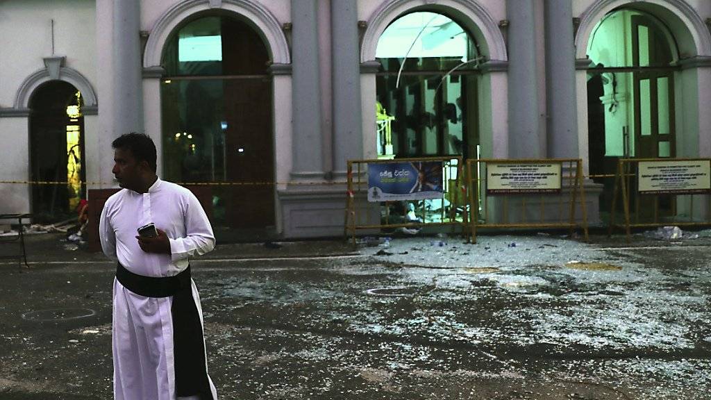 Bild der Zerstörung: Ein katholischer Priester vor der St. Anthony's Church in Colombo.