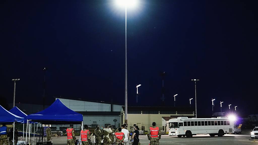 Die USA nutzen auch ihren Militärstützpunkt im deutschen Ramstein als Drehkreuz für die Evakuierung von Schutzsuchenden aus Afghanistan. Foto: Uwe Anspach/dpa