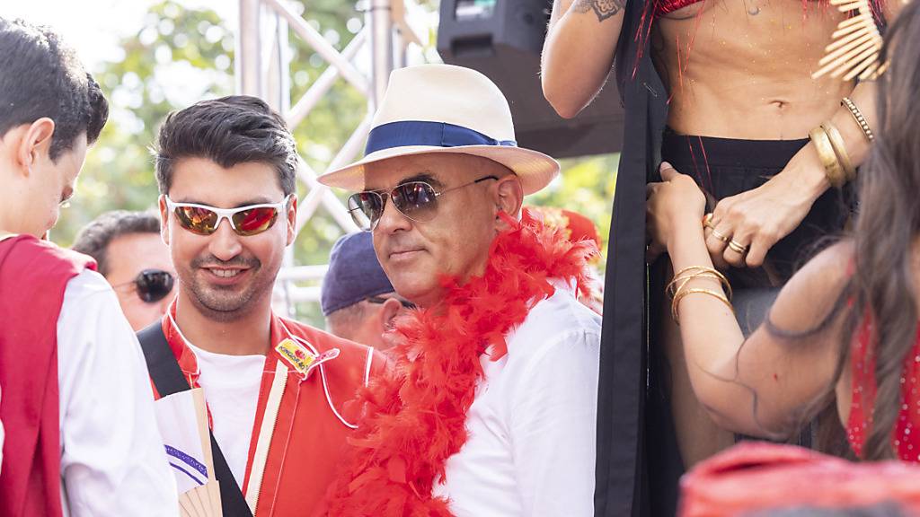 Bundespräsident Alain Berset (Bildmitte) tanzte an der Street Parade auf einem Lovemobile mit.