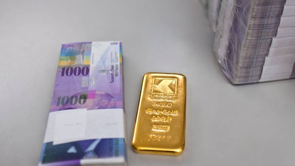 Israel und Iran sind im Krieg und Anlegerinnen und Anleger flüchten in sichere Anlagen. Als Folge davon gewinnen etwa Gold und der Schweizer Franken an Wert.(Symbolbild)