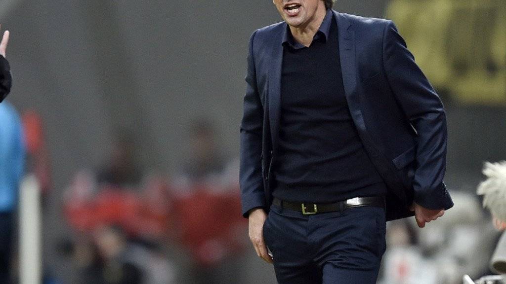 Leverkusens Trainer Roger Schmidt ist unzufrieden mit einem Entscheid des Schiedsrichters