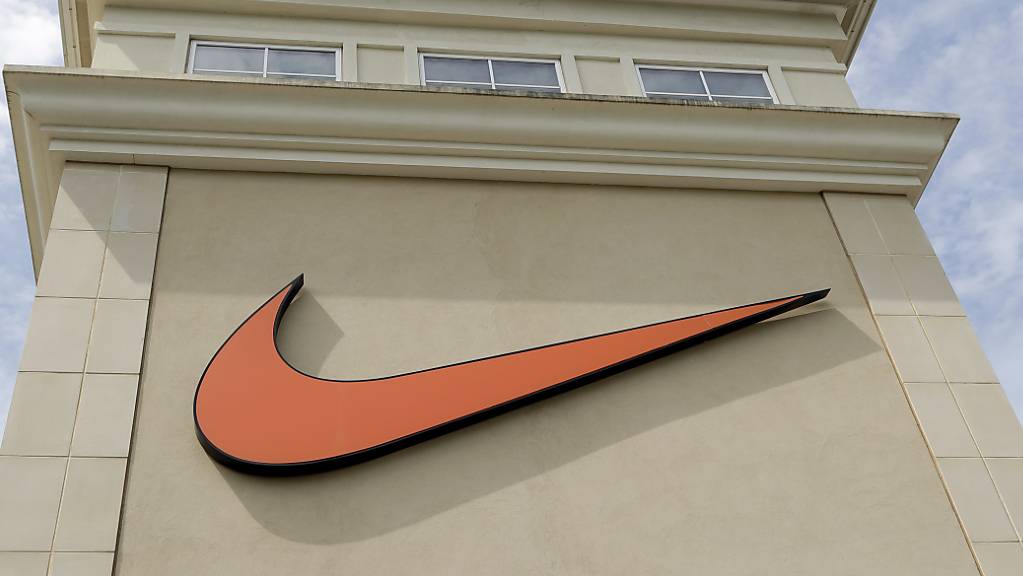 Der US-Sportartikelriese Nike hat Gewinn und Umsatz im jüngsten Geschäftsquartal überraschend kräftig gesteigert. (Archivbild)