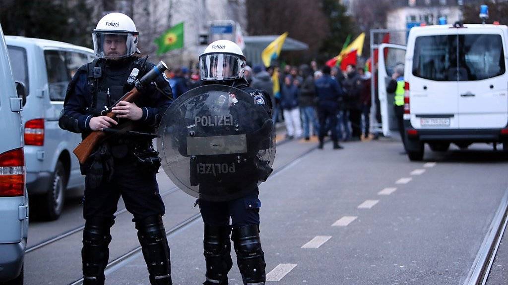 Einsatz mit Gummischrot und Reizstoff: Die Polizei kesselte die kurdischen Demonstranten vor dem türkischen Konsulat in Zürich ein.