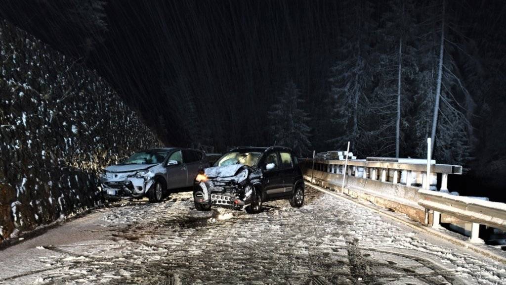 Wegen Schnees auf der Strasse rutschte ein 36-jähriger Autofahrer auf die andere Strassenseite und kollidierte mit einem entgegenkommenden Kleinwagen.
