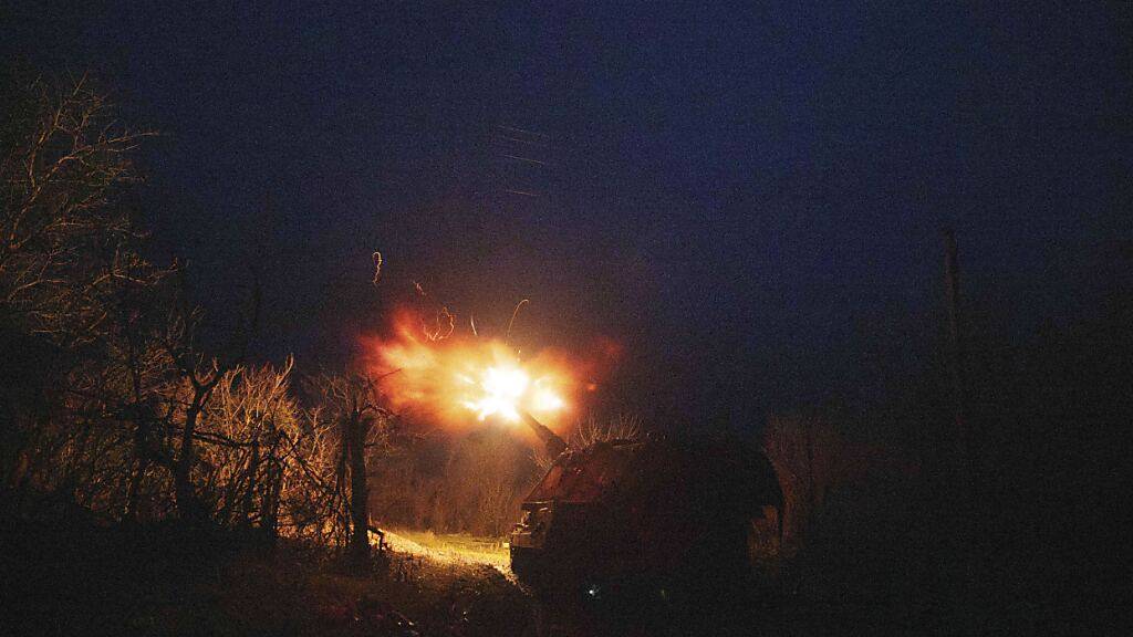 ARCHIV - Eine ukrainische Panzerartillerie AS-90 feuert auf russische Stellungen an der Frontlinie in Richtung Pokrowsk, Region Donezk. Foto: Evgeniy Maloletka/AP/dpa