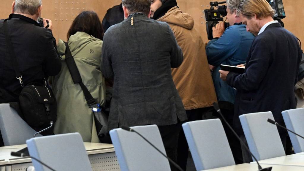 Journalisten machen Bilder vom Angeklagten im Gerichtssaal des Oberlandesgerichts. Foto: Federico Gambarini/dpa