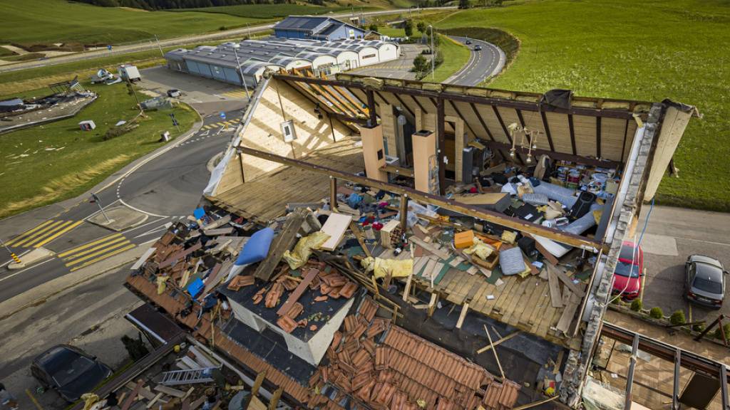 Der heftige Sturm riss Dutzende Dächer von Gebäuden in La Chaux-de-Fonds.