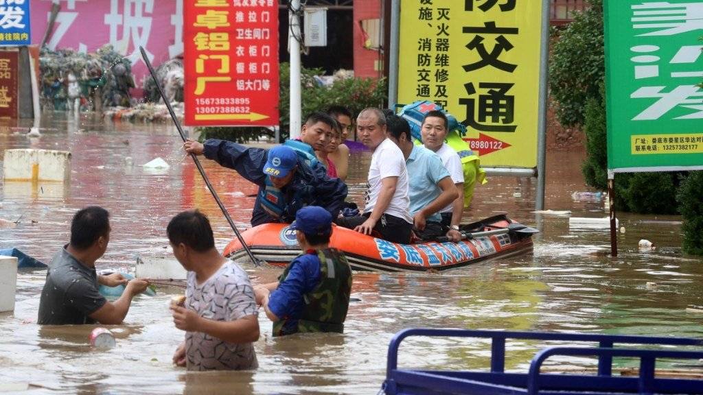 Land unter in Loudi in der Provinz Hunan: Bewohner müssen in Schlauchbooten aus ihren Häusern evakuiert werden.