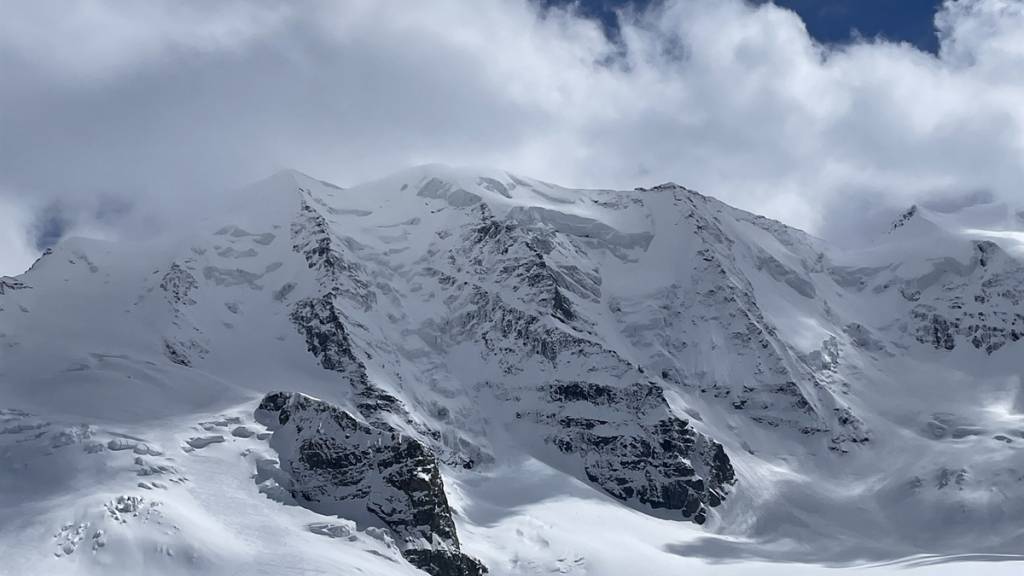 Am Piz Palü ist am Sonntagmittag ein 38-jähriger Mann von einer Lawine erfasst und getötet worden.