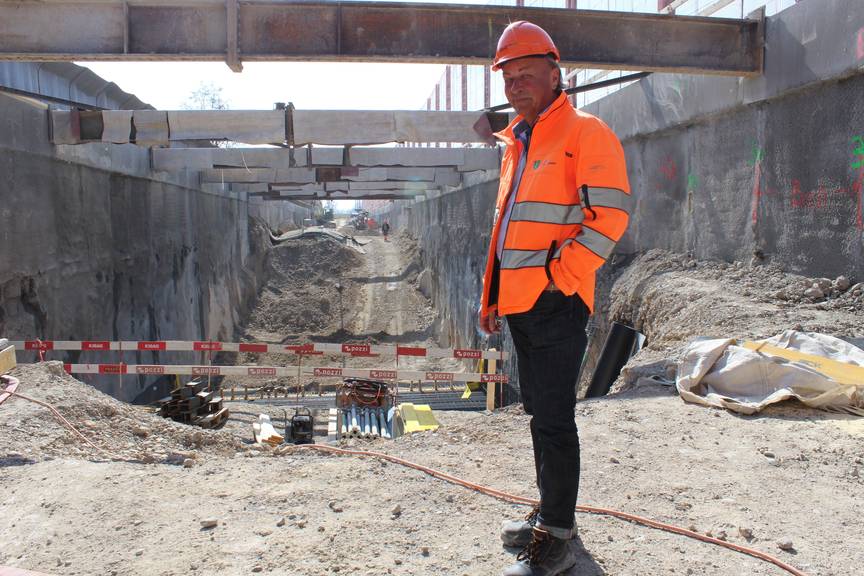 Ruedi Vögeli steht vor der derzeit wohl grössten Baustelle im Toggenburg. (Bild: Lara Abderhalden)
