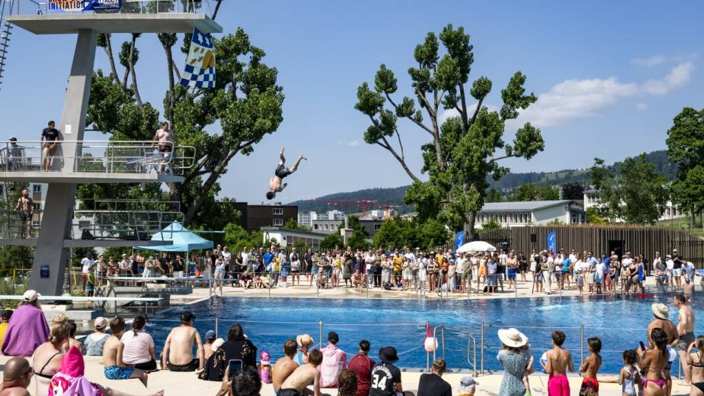 Das Schwimmbad Mélèzes in La Chaux-de-Fonds, wo sich am Dienstag ein tödlicher Unfall ereignete (Archivbild)