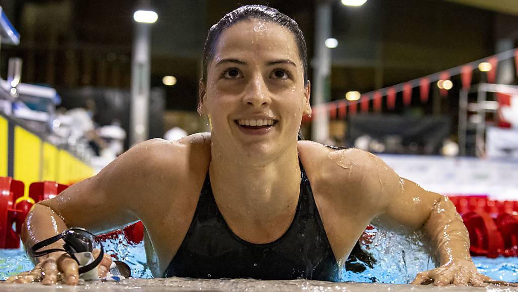 Die Zürcherin Lisa Mamié steigt nach ihrem Titelgewinn über 50 m Brust aus dem Becken.