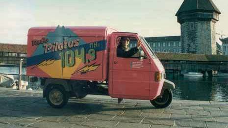 Schickes Reporterfahrzeug: Das Tröpsli in den 80ern unterwegs in der Stadt Luzern.