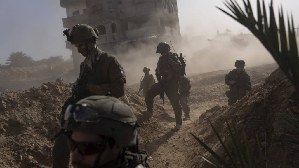ARCHIV - Israelische Soldaten gehen während einer Bodenoperation in Stellung. Foto: Ohad Zwigenberg/AP