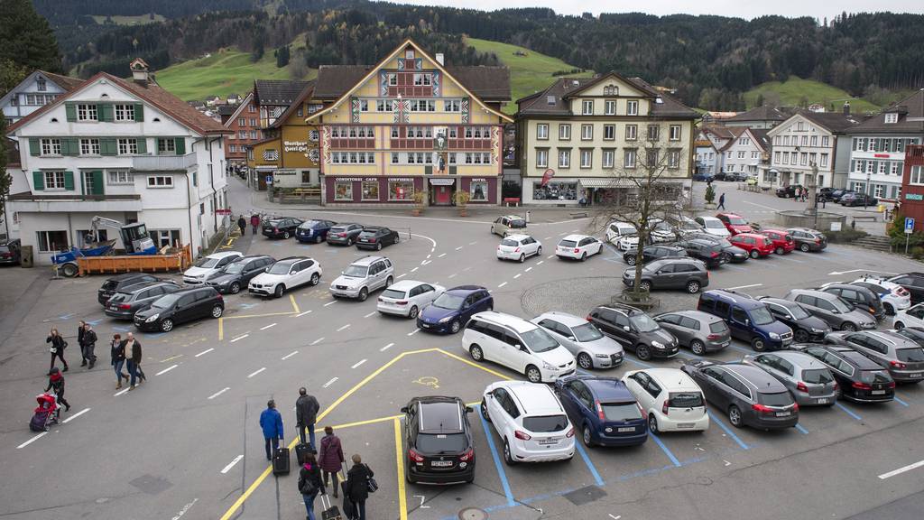 Auf dem Landsgemeindeplatz in Appenzell (Foto) ist das Parkieren auch künftig gratis.