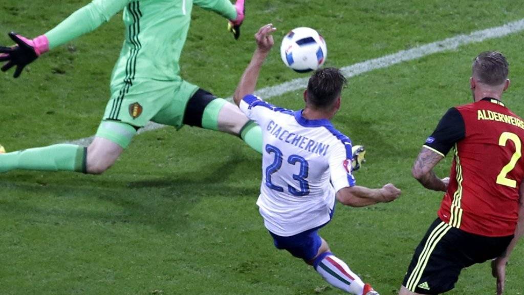 Das vorentscheidende 1:0: Emanuele Giaccherini bezwingt Belgiens Goalie Thibaut Courtois