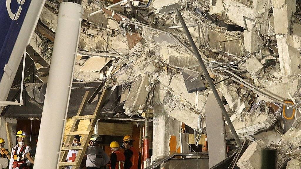 In fünf Gebäuden in Mexiko suchen Rettungskräfte weiter nach Verschütteten.