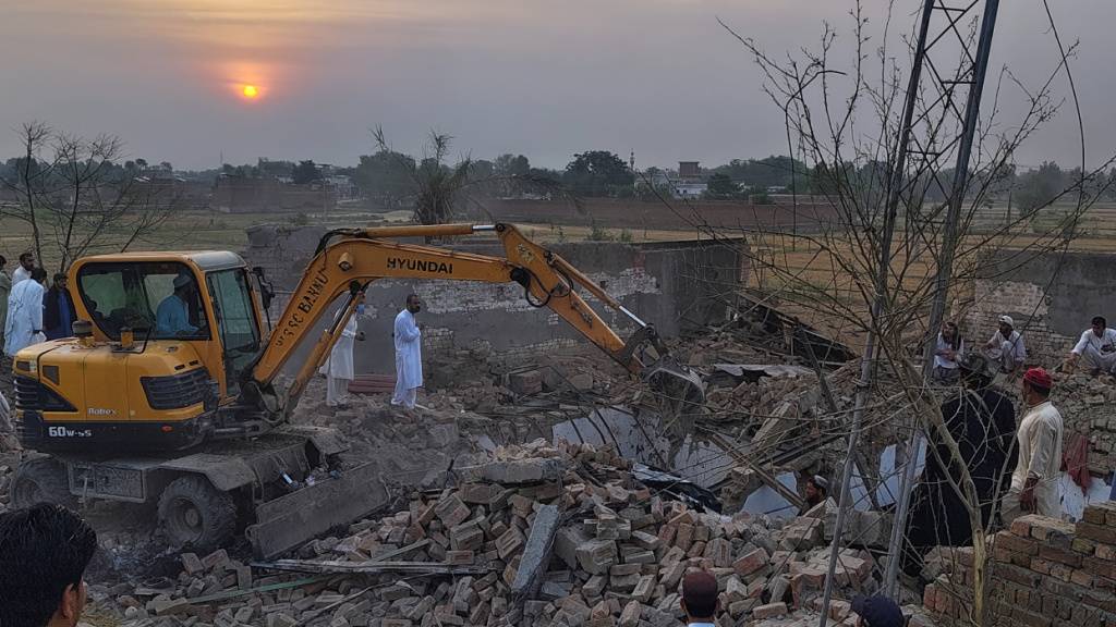 Aufräumarbeiten am Anschlagsort in Bannu. Foto: Aamad Khattak/AP/dpa