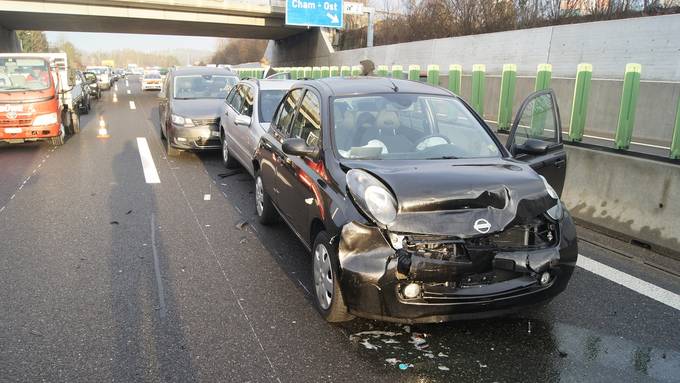 Zwei Verletzte bei Auffahrunfall mit fünf Autos auf A4